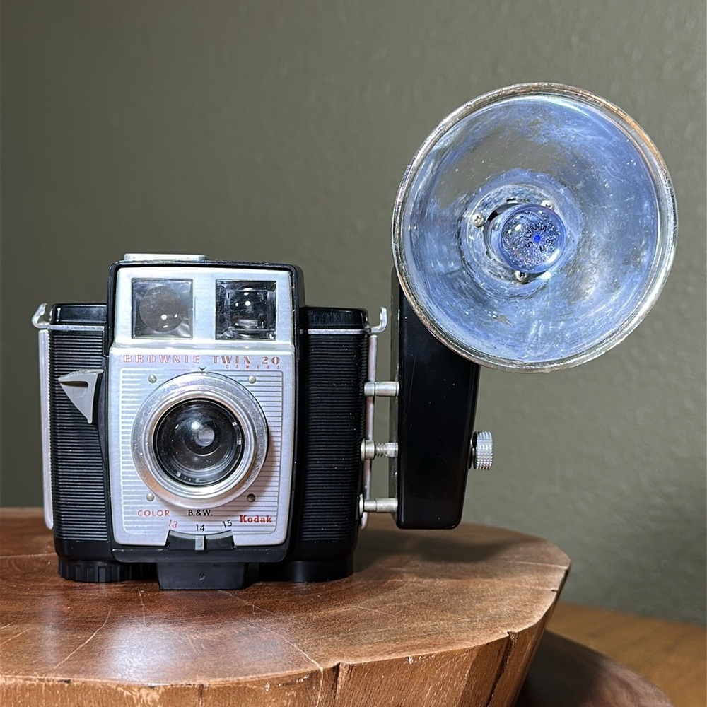 KODAK Brownie Twin 20 with Flash - Picture 3 of 16